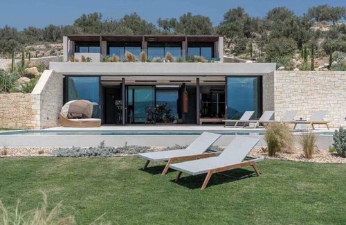Akrotiri Villa | Vicky's Island View
