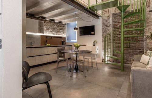 Ferrara Apartment | Vicolo dei Duelli Industrial Green Apartment