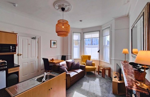 Shanklin Apartment | Victoria Apartment- Super comfy super-king bed