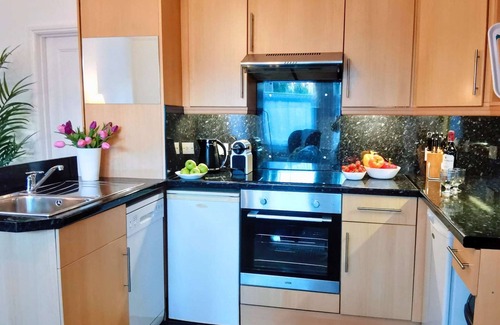 Shanklin Apartment | Victoria Apartment- Super comfy super-king bed