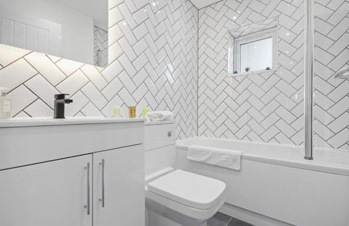 Barling Apartment | Victoria House w/ Daily Housekeeping and Bfast Basket