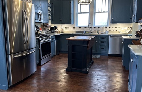 St Ignace House | Victorian charmer just steps from the lake!