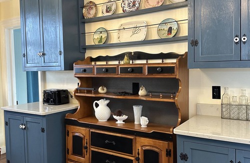 St Ignace House | Victorian charmer just steps from the lake!