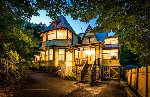 Waterloo House | Victorian house, built in 1870. (5) bedrooms, (4) bathrooms and a Hot Tub