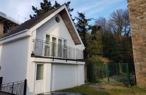 Plymouth House | View of River, spacious balcony, WIFI, Private Parking, Dog friendly, EV point.