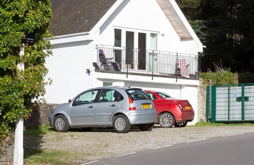Plymouth House | View of River, spacious balcony, WIFI, Private Parking, Dog friendly, EV point.