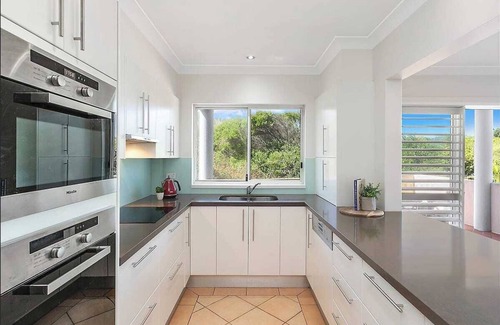 The Entrance North House | Views Beach, Lake & Dunes -The Entrance Nth. Enjoy hot tub & 80m stroll to beach
