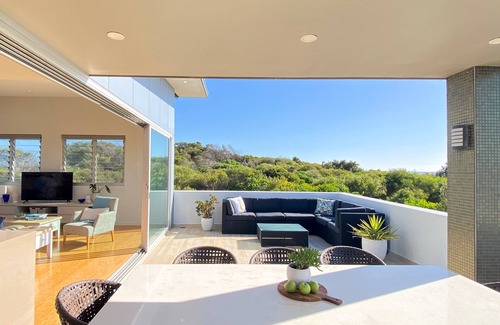 The Entrance North House | Views Beach, Lake & Dunes -The Entrance Nth. Enjoy hot tub & 80m stroll to beach