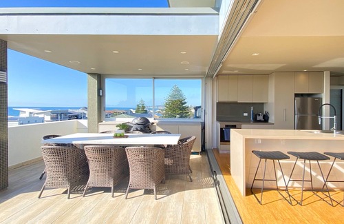 The Entrance North House | Views Beach, Lake & Dunes -The Entrance Nth. Enjoy hot tub & 80m stroll to beach