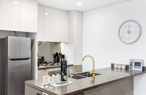 Surfers Paradise Apartment | Views from cloud1 min to beach2BR AptPool & Gym