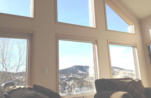 Golden House | VIEWS-LUXURY-REDROCKS CONCERTS-SKI-CASINOS-HOUSE ON SIDE MNT - GREAT VIEWS