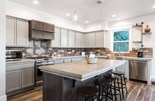Eagle House | Views of the Foothills! Bring the WHOLE FAM + DOG(s)! Across the St to Mountain Bike Trails