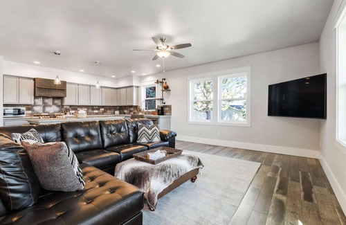 Eagle House | Views of the Foothills! Bring the WHOLE FAM + DOG(s)! Across the St to Mountain Bike Trails