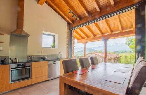 Santianes de Ola House | Views of the Picos de Europa in a house designed for all seasons