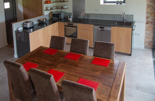 Santianes de Ola House | Views of the Picos de Europa in a house designed for all seasons