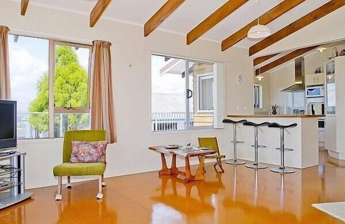 Whitianga Cottage | Views on Rimu - Whitianga Holiday Home