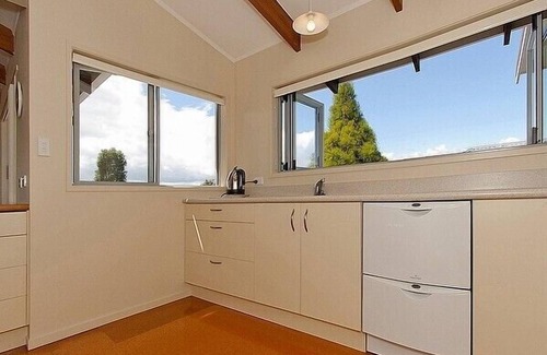 Whitianga Cottage | Views on Rimu - Whitianga Holiday Home
