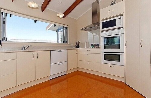 Whitianga Cottage | Views on Rimu - Whitianga Holiday Home