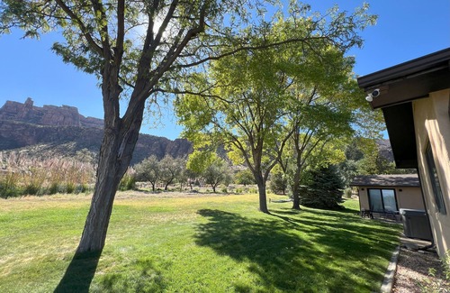 Redlands House | Views+, Spacious Home, Hot Tub, Ski/Hike/Golf, base of the CO Nat'l Monument!