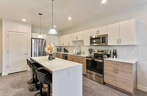 Lower Avenues Apartment | Views/TOP Floor/1Bed/1Bath/GYM/Garage Parking