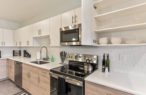 Lower Avenues Apartment | Views/TOP Floor/1Bed/1Bath/GYM/Garage Parking