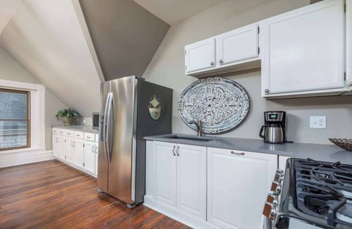 Westside North Apartment | ★ Views ★ Walk to Downtown ★ Lux King Bed ★ WIFI ★