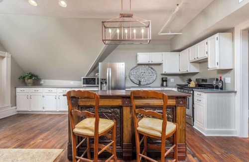 Westside North Apartment | ★ Views ★ Walk to Downtown ★ Lux King Bed ★ WIFI ★