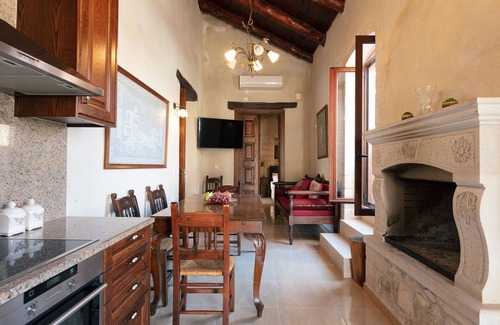 Karoti House | Vigdini Traditional House with hot tub in Karoti village