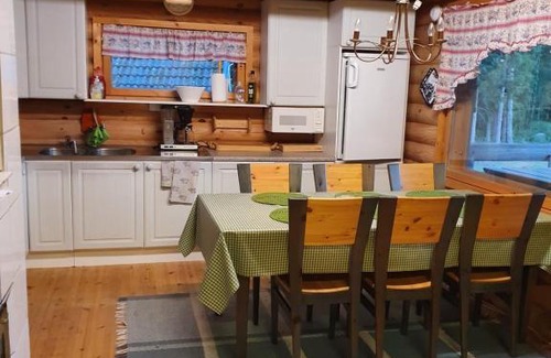 Siikainen Ski Chalet | Viihtyisä hirsimökki järven rannalla