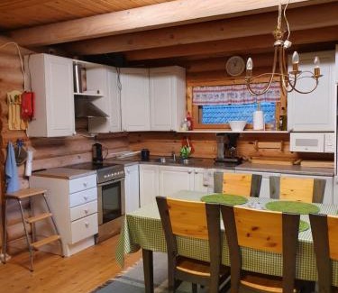 Siikainen Ski Chalet | Viihtyisä hirsimökki järven rannalla