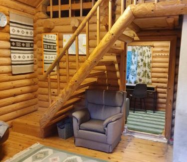 Siikainen Ski Chalet | Viihtyisä hirsimökki järven rannalla