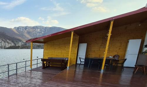 Eselnita House | Vila Cristiane