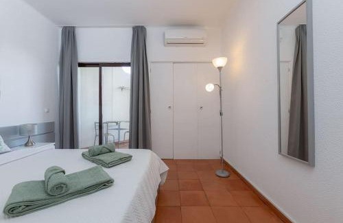 Montechoro Apartment | VILA MAGNA - Apart com AC, renovado para 4 com vista piscina em Albufeira