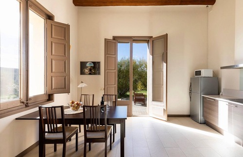La Torre de Claramunt Apartment | Vilaseca apartment with private terrace