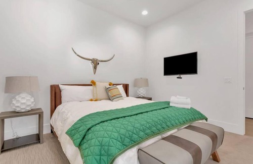 Bloomington Apartment | Villa 11 - 4 Bedroom ! Game Room! YEAR ROUND HEATED POOL & HOT TUB!