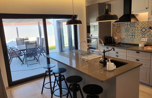 Carvalhal House | VILLA 4 SUITS +1, WALKING DISTANCE FROM THE BEACH, SWIMMING POOL, AC, PARKING