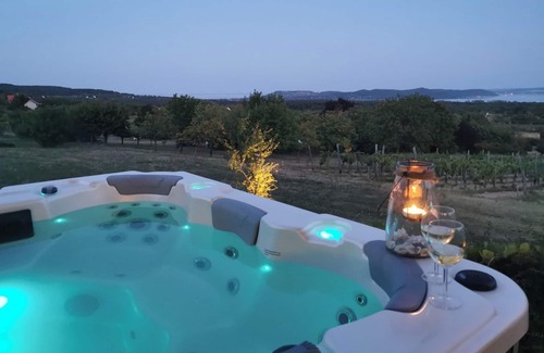 Vaszoly Villa | Villa a Balaton-Felvidéken, ahol jakuzziban gyönyörködhet a tó panorámájában