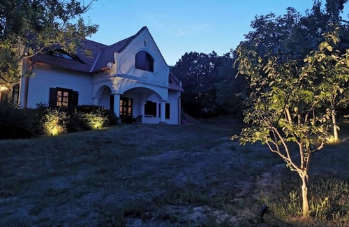 Vaszoly Villa | Villa a Balaton-Felvidéken, ahol jakuzziban gyönyörködhet a tó panorámájában