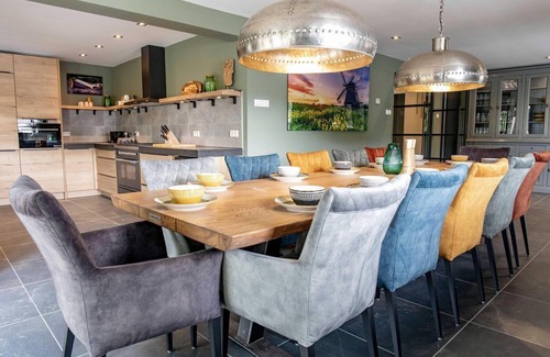 Sint Maarten House | Villa aan 't Wiel is a large villa near the sea, with 6 bedrooms and space for up to 12 people. The villa is ideal for a wonderful holiday with family and friends.