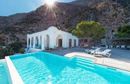 Kamari Villa | Villa Adrali