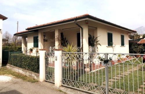 Marina di Massa House | Villa Adriana. Villetta a due passi dal mare