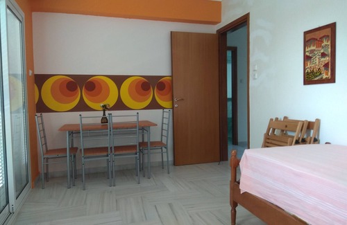 Emmanouil Pappas House | Villa Agnanti Apts · Retro LUX Double Space Suite for 4 guests