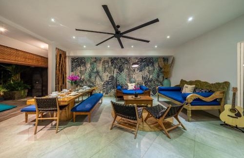 Laksmana Villa | Villa Alchemy Private 4 BR Eat Street 10 steps to Revolver Cafe