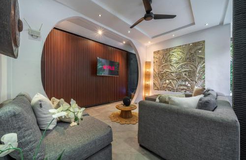 Laksmana Villa | Villa Alchemy Private 4 BR Eat Street 10 steps to Revolver Cafe