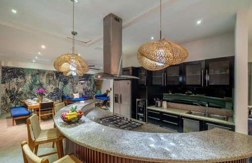 Laksmana Villa | Villa Alchemy Private 4 BR Eat Street 10 steps to Revolver Cafe