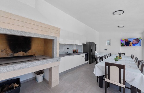 Neoric Villa | Villa Almas with swimming pool, summer grill house and tennis court