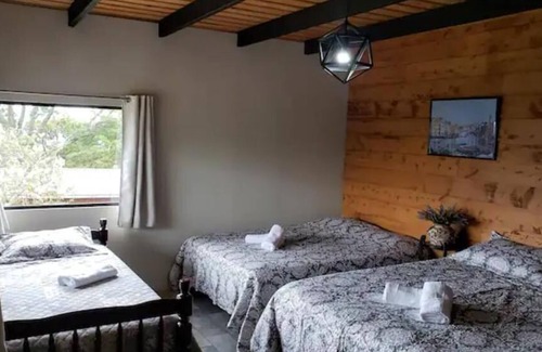Bouvet Island Cabin | Villa Amalia: cozy mountain cabin with view to valley and city lights
