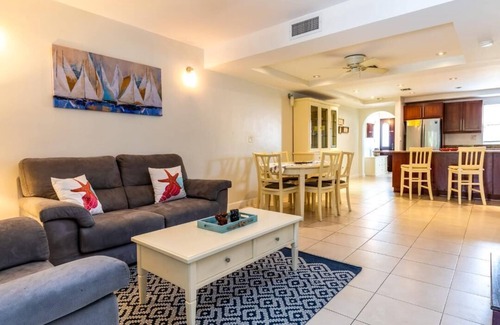 The Bight House | Villa April, Family-Sized Condo-5 minutes from the beautiful beach!
