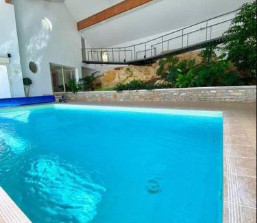 Talant Villa | Villa avec piscine d'intérieur “ Losalia “