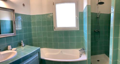 Santa Giulia Villa | Villa AZURA, vue panoramique et proche mer à Santa Giulia, piscine chauffée